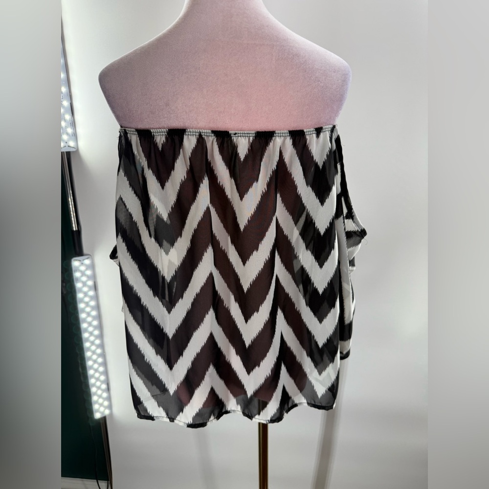EUC Brenda’s Chevron Blouse - Picture 6 of 10